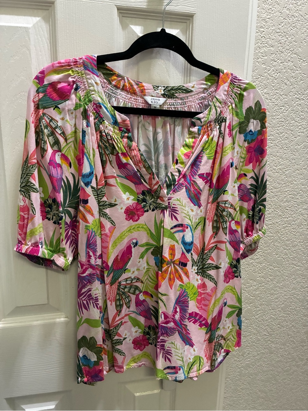 crown & ivy Pink Tropical Parrot Print Peasant Blouse